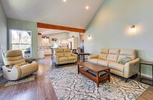 Shelton Cottage | Private Beach & Hot Tub! Family Gem on Puget Sound