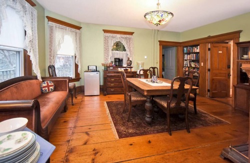 Shelburne Falls House | Private bed with En-suite bathroom Marigold Room