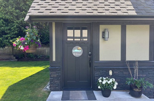 Crescent Beach Apartment | Private Coach House in Ocean Park with beautiful beaches & transit to Vancouver.