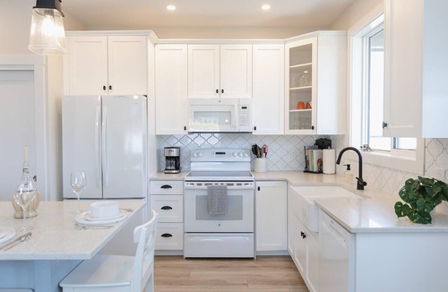 Regional District of Nanaimo Apartment | Private & Cozy -2-Min Walk to Beach and Cafes -Fireplace -King Bed