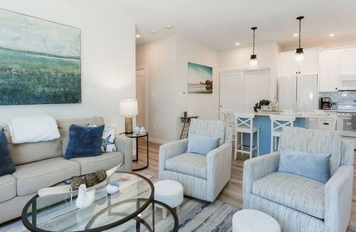 Regional District of Nanaimo Apartment | Private & Cozy -2-Min Walk to Beach and Cafes -Fireplace -King Bed