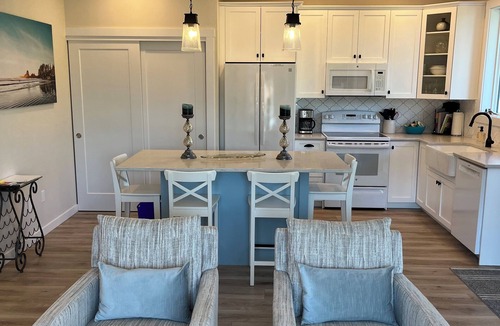 Regional District of Nanaimo Apartment | Private & Cozy -2-Min Walk to Beach and Cafes -Fireplace -King Bed