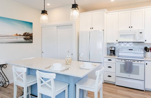Regional District of Nanaimo Apartment | Private & Cozy -2-Min Walk to Beach and Cafes -Fireplace -King Bed