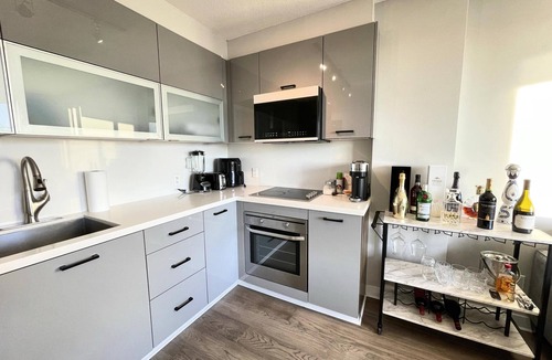 Surrey Apartment | Private & Cozy City Central Suite w free parking/gym/and complete amenities