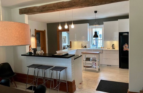 Mono House | Private, Cozy Country Retreat in a cul-de-sac beside a 1,000-acre nature reserve