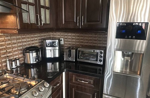 Hurontario House | Private Ensuite Self Check-in 2 Min to Transit