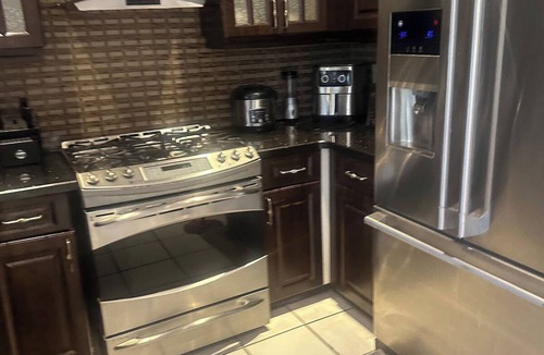 Hurontario House | Private Ensuite Self Check-in 2 Min to Transit