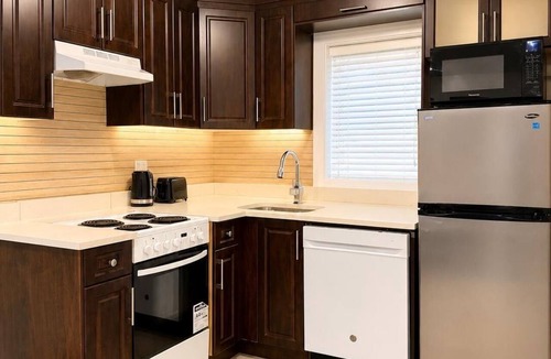 Sunset House | Private Entire Home/10 mins YVR/15 mins DT
