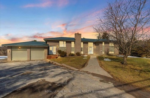 Prince Edward House | Private Family Retreat - Entire House with Backyard and Swimming Pool