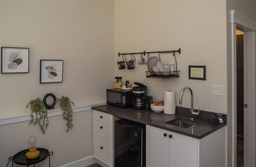 Roberts Creek Apartment | Private Garden Kingsize Studio #2 Near the Ocean