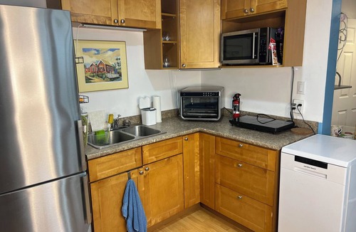 Burnaby House | Private Getaway in South Burnaby, with parking and near transit to Vancouver