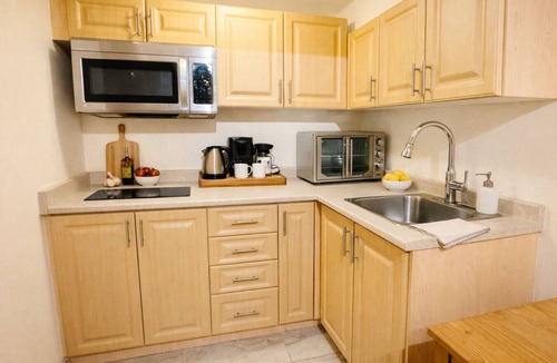 Brampton House | Private Guest Suite | Full Kitchen | Netflix | Cozy