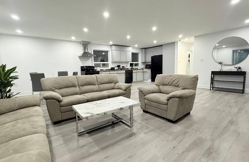 Agincourt House | Private home | 4 Free onsite parkings | Minutes to Hwy 401