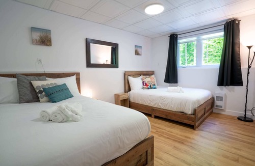 Pine Hill Ski Chalet | Private Hot Tub | Hiking | Skiing | Le Silverson