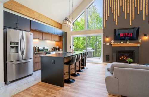 Pine Hill Ski Chalet | Private Hot Tub | Hiking | Skiing | Le Silverson