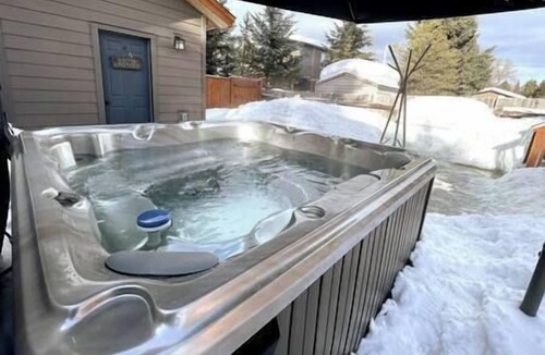 Fernie House | Private Hot tub/Spacious Retreat/Walk Downtown