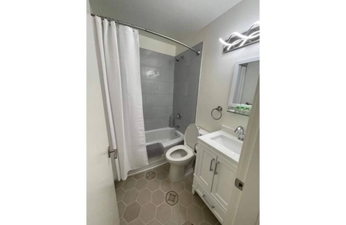 East Kootenay House | Private King Room in Relaxing Radium