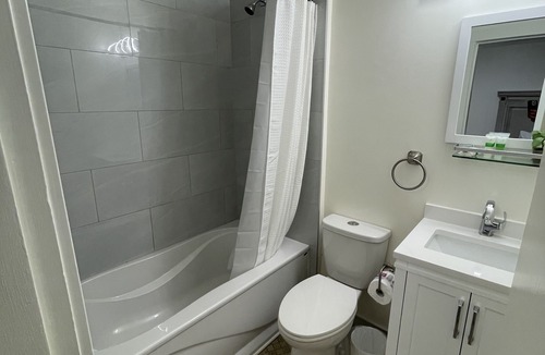 East Kootenay House | Private King Room in Relaxing Radium