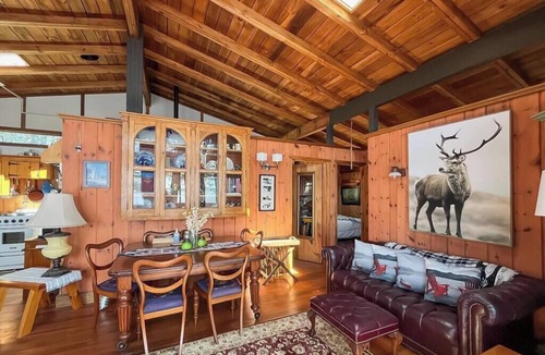 Upper New Cornwall Cottage | Private lakefront retreat. 10 minutes to Mahone Bay