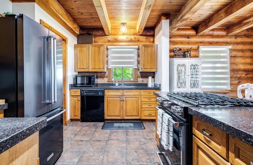 Ruthven House | Private Log Estate by Winery | Trails & Fire Pit