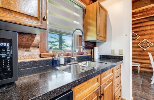 Ruthven House | Private Log Estate by Winery | Trails & Fire Pit