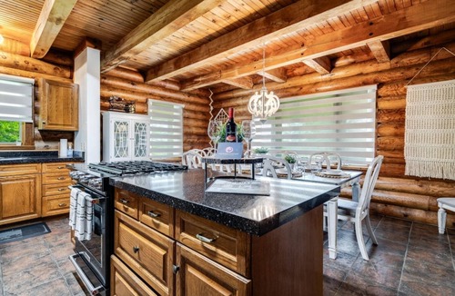 Ruthven House | Private Log Estate by Winery | Trails & Fire Pit
