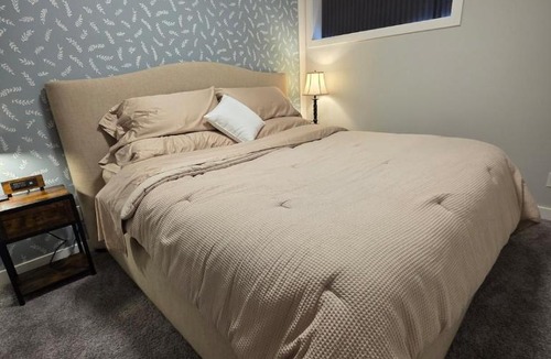 Southeast Calgary Apartment | Private Luxury Retreat - King Bed - Full Kitchen