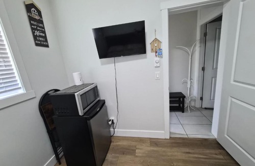 South Newton House | Private modern room with separate entrance