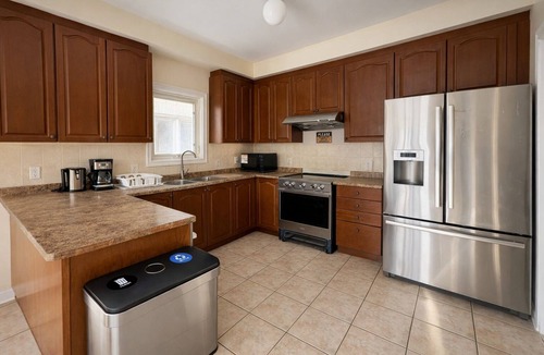 Mount Pleasant House | Private Queen Bed w/Walk-In Closet, 2.5 Baths—Brampton Shared Home nr GO Station
