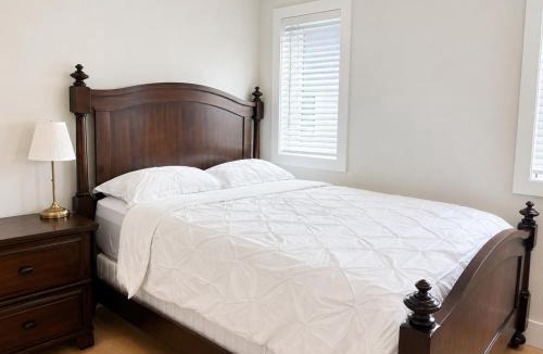 Seafair Bed & Breakfast | Private Queen Room with Private Bathroom Near Steveston