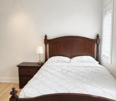 Seafair Bed & Breakfast | Private Queen Room with Private Bathroom Near Steveston
