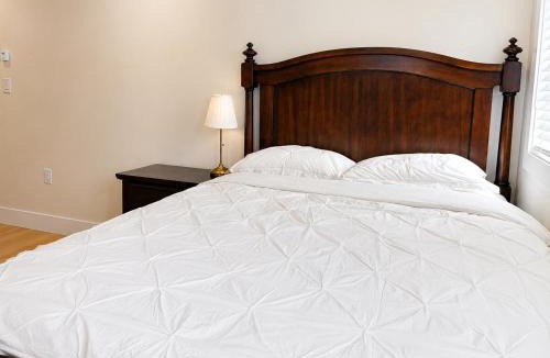 Seafair Bed & Breakfast | Private Queen Room with Private Bathroom Near Steveston