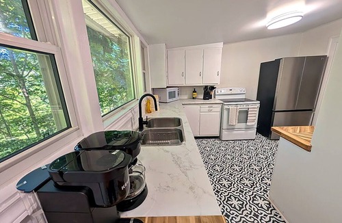 Central Elgin Cottage | Private Ravine Retreat with Deck, Hammock & BBQ — Minutes to Port Stanley Beach