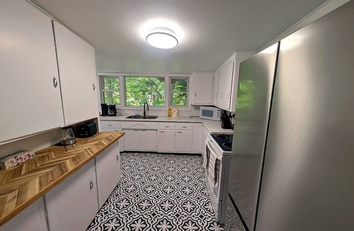 Central Elgin Cottage | Private Ravine Retreat with Deck, Hammock & BBQ — Minutes to Port Stanley Beach
