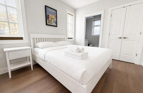 Kitsilano Bed & Breakfast | Private Room in Shared West Side Home near UBC