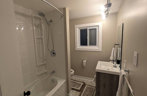 Ottawa Division House | Private Room with Shared Bathroom Near Mooney's Bay