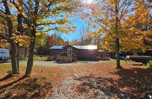 Madawaska Cottage | Private South Algonquin Retreat | Hot Tub, Firepit & Sleeps 10