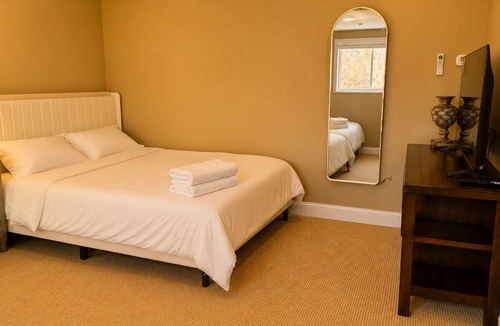 Charlottetown Bed & Breakfast | Private Two Queen Beds Room Near UPEI & Downtown Cozy Retreat Near Everything