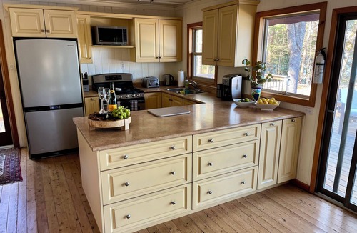 Broadbent Cottage | Private West-Facing Lakeside Retreat - Stunning Shoreline & Sunsets