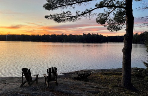 Broadbent Cottage | Private West-Facing Lakeside Retreat - Stunning Shoreline & Sunsets