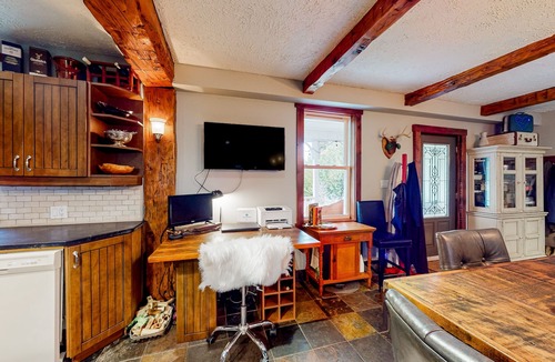 The Blue Mountains Apartment | Pura Via: Northwinds Escarpment- Bed and Breakfast - near skiing with hot tub