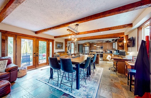 The Blue Mountains Apartment | Pura Via: Northwinds Escarpment- Bed and Breakfast - near skiing with hot tub