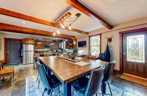The Blue Mountains Apartment | Pura Via: Northwinds Escarpment- Bed and Breakfast - near skiing with hot tub