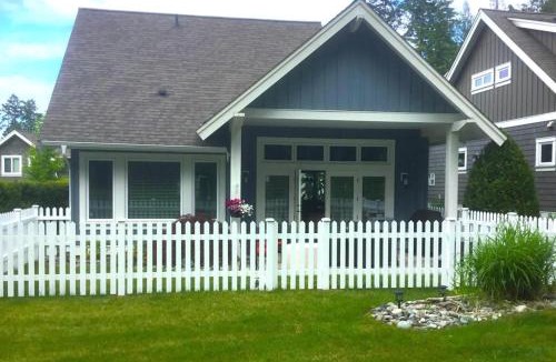 Regional District of Nanaimo Villa | Qualicum Landing Coastal Cottage