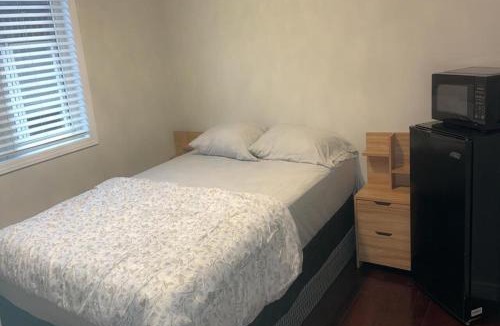 Brampton House | Queen Room Near Toronto Airport