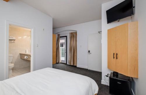 Downtown St. John's House | Queen Room With Patio Deck at The Franklin Hotel on Water Street
