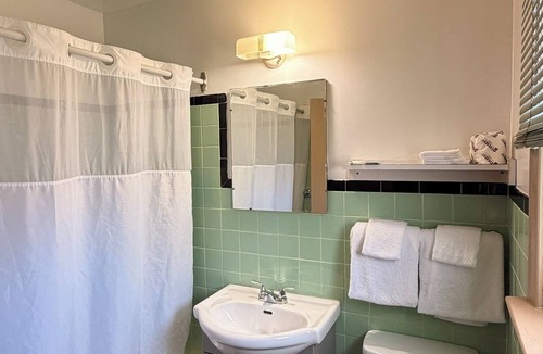 Harwich Hotel | Queen's Motel Blenheim Near Lake Erie ON