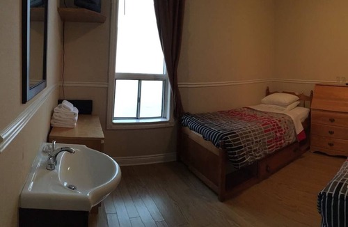 Downtown Toronto Hotel | Queen Street West 2BR Hotel Escape