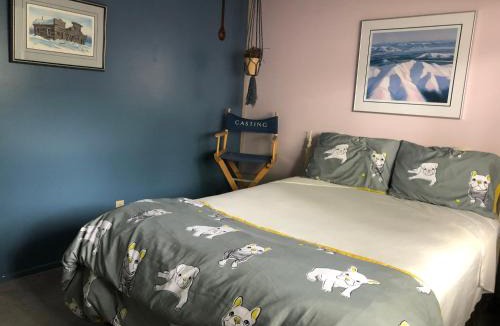 Whitehorse House | Queen, walk to village center