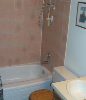 Whitehorse House | Queen, walk to village center
